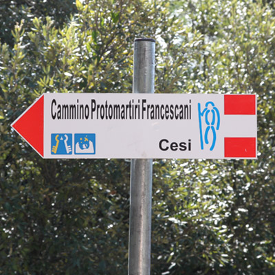 Freccia segnaletica del Cammino dei Protomartiri Francescani